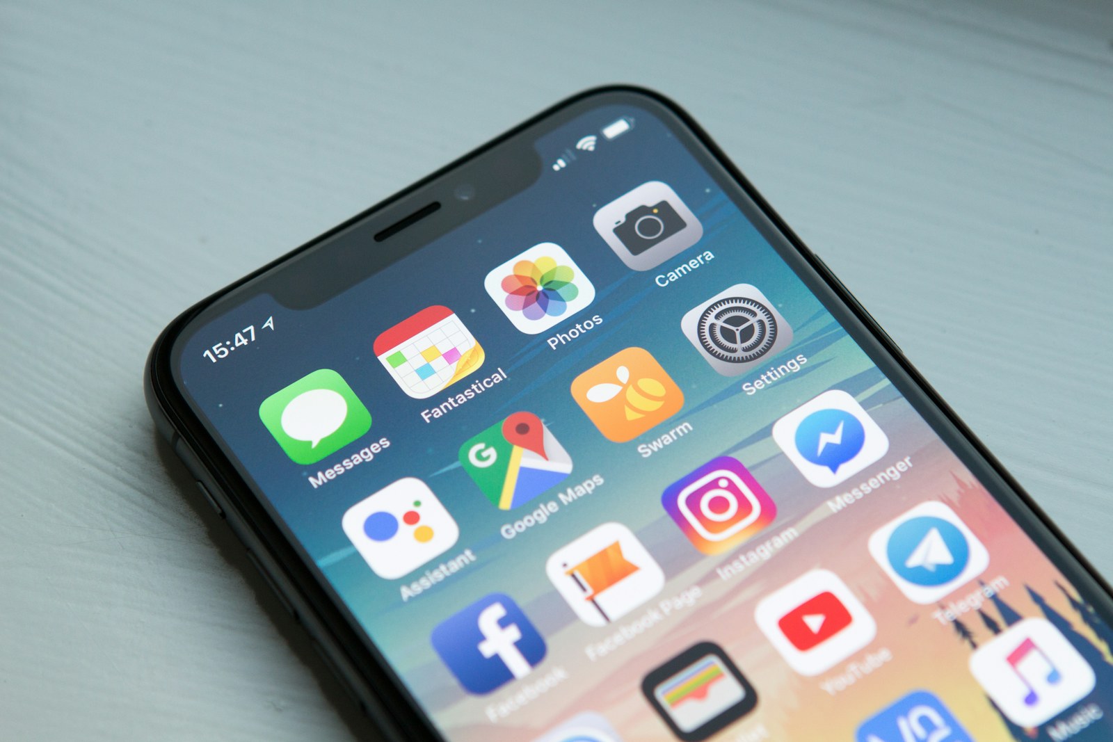 スマートフォンでモバイル通信を利用する様子